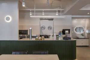 HAOPING, 그린 플루티드 카운터가 돋보이는 아시안 다이닝